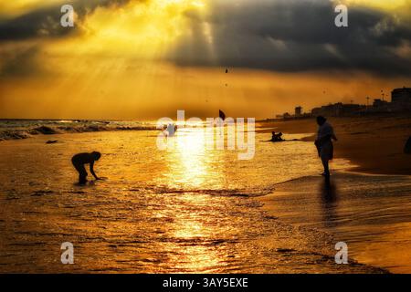 Sonnenaufgang über dem Strand von Puri in Odisha, Indien. Sonnenaufgang am Meer am Strand von Puri. Wunderschöne romantische Landschaft mit Natur. Farbenfroher Himmel bei der Sonnenblende Stockfoto