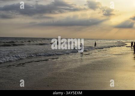 Sonnenaufgang über dem Strand von Puri in Odisha, Indien. Sonnenaufgang am Meer am Strand von Puri. Wunderschöne romantische Landschaft mit Natur. Farbenfroher Himmel bei der Sonnenblende Stockfoto