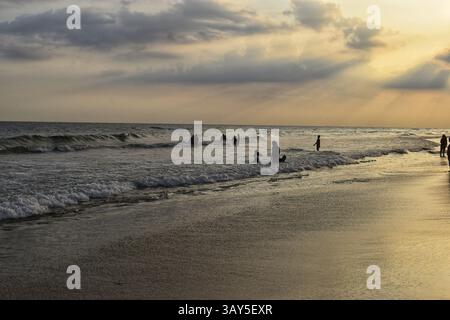 Sonnenaufgang über dem Strand von Puri in Odisha, Indien. Sonnenaufgang am Meer am Strand von Puri. Wunderschöne romantische Landschaft mit Natur. Farbenfroher Himmel bei der Sonnenblende Stockfoto