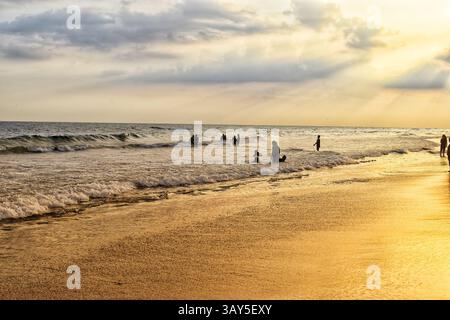 Sonnenaufgang über dem Strand von Puri in Odisha, Indien. Sonnenaufgang am Meer am Strand von Puri. Wunderschöne romantische Landschaft mit Natur. Farbenfroher Himmel bei der Sonnenblende Stockfoto