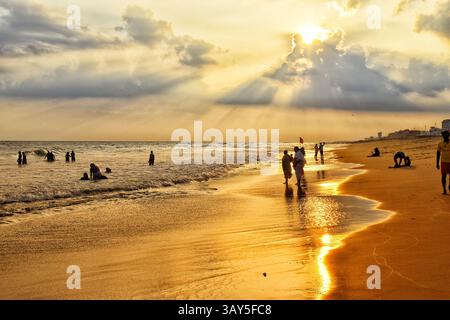 Sonnenaufgang über dem Strand von Puri in Odisha, Indien. Sonnenaufgang am Meer am Strand von Puri. Wunderschöne romantische Landschaft mit Natur. Farbenfroher Himmel bei der Sonnenblende Stockfoto