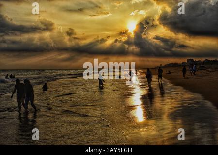Sonnenaufgang über dem Strand von Puri in Odisha, Indien. Sonnenaufgang am Meer am Strand von Puri. Wunderschöne romantische Landschaft mit Natur. Farbenfroher Himmel bei der Sonnenblende Stockfoto
