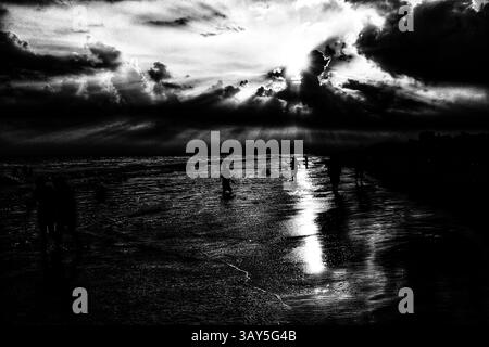 Sonnenaufgang über dem Strand von Puri in Odisha, Indien. Sonnenaufgang am Meer am Strand von Puri. Wunderschöne romantische Landschaft mit Natur. Farbenfroher Himmel bei der Sonnenblende Stockfoto