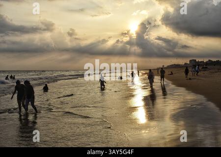 Sonnenaufgang über dem Strand von Puri in Odisha, Indien. Sonnenaufgang am Meer am Strand von Puri. Wunderschöne romantische Landschaft mit Natur. Farbenfroher Himmel bei der Sonnenblende Stockfoto