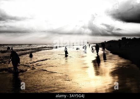 Sonnenaufgang über dem Strand von Puri in Odisha, Indien. Sonnenaufgang am Meer am Strand von Puri. Wunderschöne romantische Landschaft mit Natur. Farbenfroher Himmel bei der Sonnenblende Stockfoto