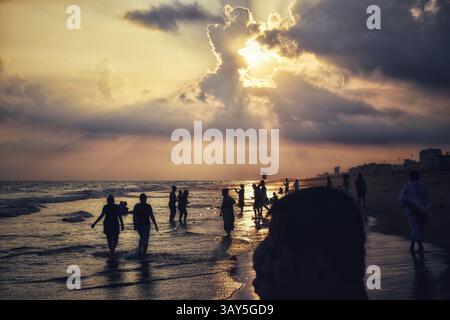Sonnenaufgang über dem Strand von Puri in Odisha, Indien. Sonnenaufgang am Meer am Strand von Puri. Wunderschöne romantische Landschaft mit Natur. Farbenfroher Himmel bei der Sonnenblende Stockfoto