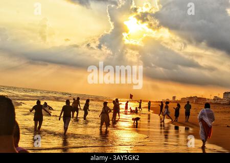 Sonnenaufgang über dem Strand von Puri in Odisha, Indien. Sonnenaufgang am Meer am Strand von Puri. Wunderschöne romantische Landschaft mit Natur. Farbenfroher Himmel bei der Sonnenblende Stockfoto