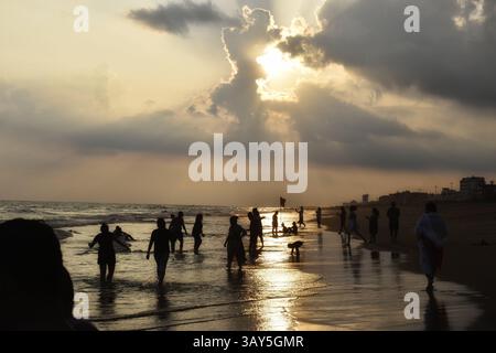 Sonnenaufgang über dem Strand von Puri in Odisha, Indien. Sonnenaufgang am Meer am Strand von Puri. Wunderschöne romantische Landschaft mit Natur. Farbenfroher Himmel bei der Sonnenblende Stockfoto
