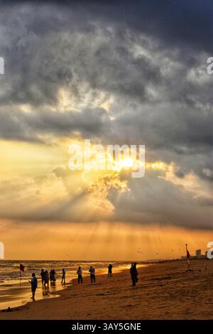 Sonnenaufgang über dem Strand von Puri in Odisha, Indien. Sonnenaufgang am Meer am Strand von Puri. Wunderschöne romantische Landschaft mit Natur. Farbenfroher Himmel bei der Sonnenblende Stockfoto