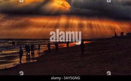 Sonnenaufgang über dem Strand von Puri in Odisha, Indien. Sonnenaufgang am Meer am Strand von Puri. Wunderschöne romantische Landschaft mit Natur. Farbenfroher Himmel bei der Sonnenblende Stockfoto