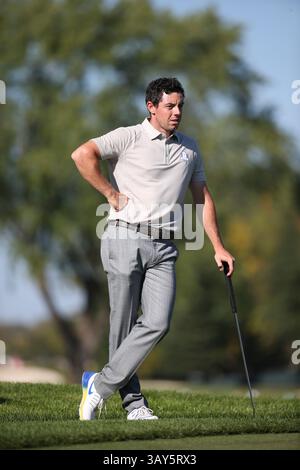 1. Oktober 2016: Rory McIlroy steht am Samstag Nachmittag im Ryder Cup 2016 im Hazeltine National Golf Club in Chaska, Minnesota auf dem elften Platz im Vierball-Spiel gegen Brooks Koepka und Dustin Johnson. Von Castor/Cal Sport Media(Kreditbild: &Copy; von Castor/Cal Sport Media via ZUMA Wire) Stockfoto