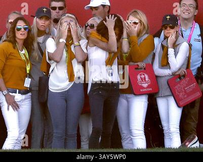 1. Oktober 2016 - Chaska, MN, USA - die Ehefrauen der europäischen Mannschaft reagieren auf einen verpassten Putt von Lee Westwood auf dem 18. Loch während der Nachmittagsviersomen des Ryder Cup am Samstag, 1. Oktober 2016, im Hazeltine National Golf Club in Chaska, Minn. Danny Willett und Westwood verloren ihr Spiel gegen J.B. Holmes und Ryan Moore. (Bild: © Carlos Gonzalez/TNS via ZUMA Wire) Stockfoto
