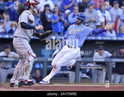 Oktober 2016 - Kansas City, MO, USA - die Kansas City Royals' Paulo Orlando (16) erzielt hinter Roberto Perez, einem der Cleveland Indians-Erfinder Roberto Perez auf einer Single von Alcides Escobar im sechsten Inning am Samstag, 1. Oktober 2016, im Kauffman Stadium in Kansas City, Mo. (Credit Image: © John Sleezer/TNS via ZUMA Wire) Stockfoto