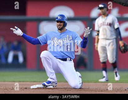 Oktober 2016 - Kansas City, MO, USA - die Kansas City Royals' Paulo Orlando (16) feiert am Samstag, 1. Oktober 2016 im Kauffman Stadium in Kansas City, Mo. sein RBI-Doppelspiel im sechsten Inning gegen die Cleveland Indians (Credit Image: © John Sleezer/TNS via ZUMA Wire) Stockfoto