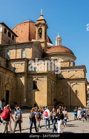 Florenz, Italien - April 2023: Touristen spazieren in der Nähe der historischen Basilika di San Lorenzo, einer der ältesten Kirchen in Florenz. Stockfoto