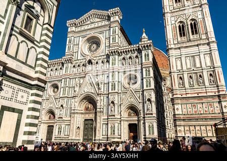 Blick auf die Westfassade von Santa Maria del Fiore, Kathedrale von Florenz mit ihren Marmorpaneelen und neogotischem Design von Emilio de Fabris. Stockfoto