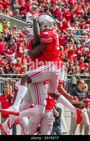 Oktober 2016: Columbus, Ohio, USA Parris Campbell (21) feiert mit dem Ohio State Buckeyes Wide Receiver Binjimen Victor (9), nachdem er im dritten Quartal des Spiels zwischen den Rutgers Scarlet Knights und den Ohio State Buckeyes im Ohio Stadium, Columbus, Ohio, einen Treffer erzielt hat. (Kreditbild: © Scott Stuart via ZUMA Wire) Stockfoto