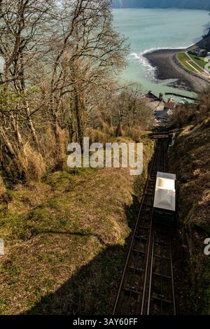 Die historische und unterhaltsame Touristenattraktion Lynton & Lynmouth Cliff Railway, North Devon, England. Kenntnisse, Fähigkeiten, Werte, Überzeugungen, Gewohnheiten, Stockfoto