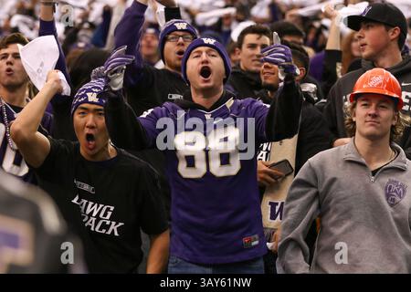 12. November 2016: Die Fans der Washington Huskies bejubeln das Team während eines Spiels zwischen den USC Trojans und den Washington Huskies im Husky Stadium in Seattle, WA am 16. November 2016. Südkalifornien gewann mit 26:13. Sean Brown/CSM(Credit Image: &Copy; Sean Brown/CSM via ZUMA Wire) Stockfoto
