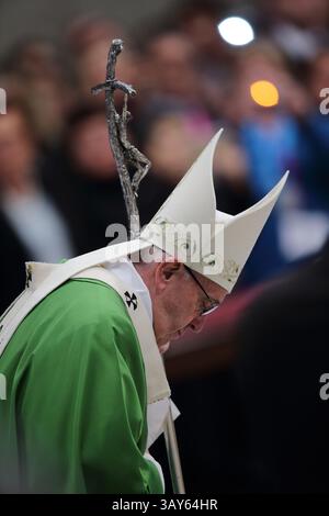 13. November 2016 - Staat Vatikanstadt (Heiliger Stuhl) - PAPST FRANZISKUS feiert im Petersdom im Vatikan eine Messe zum Jubiläum für die Armen, Obdachlosen, Ausgegrenzten und Ausgegrenzten. (Foto: © Evandro Inetti Via ZUMA Wire) Stockfoto