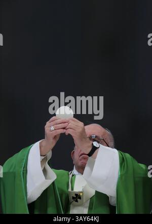 13. November 2016 - Staat Vatikanstadt (Heiliger Stuhl) - PAPST FRANZISKUS feiert im Petersdom im Vatikan eine Messe zum Jubiläum für die Armen, Obdachlosen, Ausgegrenzten und Ausgegrenzten. (Foto: © Evandro Inetti Via ZUMA Wire) Stockfoto