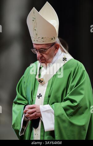 13. November 2016 - Staat Vatikanstadt (Heiliger Stuhl) - PAPST FRANZISKUS feiert im Petersdom im Vatikan eine Messe zum Jubiläum für die Armen, Obdachlosen, Ausgegrenzten und Ausgegrenzten. (Foto: © Evandro Inetti Via ZUMA Wire) Stockfoto