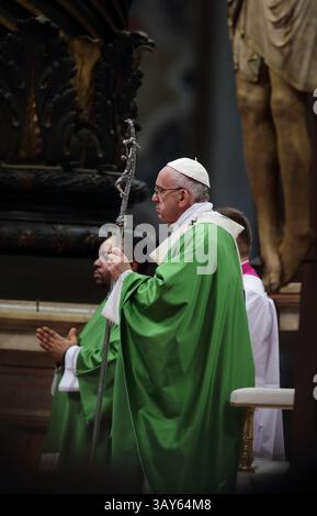 13. November 2016 - Staat Vatikanstadt (Heiliger Stuhl) - PAPST FRANZISKUS feiert im Petersdom im Vatikan eine Messe zum Jubiläum für die Armen, Obdachlosen, Ausgegrenzten und Ausgegrenzten. (Foto: © Evandro Inetti Via ZUMA Wire) Stockfoto