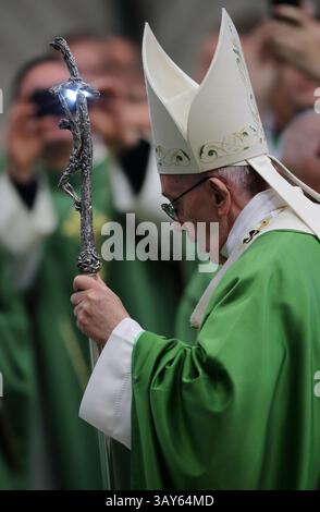 13. November 2016 - Staat Vatikanstadt (Heiliger Stuhl) - PAPST FRANZISKUS feiert im Petersdom im Vatikan eine Messe zum Jubiläum für die Armen, Obdachlosen, Ausgegrenzten und Ausgegrenzten. (Foto: © Evandro Inetti Via ZUMA Wire) Stockfoto