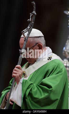13. November 2016 - Staat Vatikanstadt (Heiliger Stuhl) - PAPST FRANZISKUS feiert im Petersdom im Vatikan eine Messe zum Jubiläum für die Armen, Obdachlosen, Ausgegrenzten und Ausgegrenzten. (Foto: © Evandro Inetti Via ZUMA Wire) Stockfoto