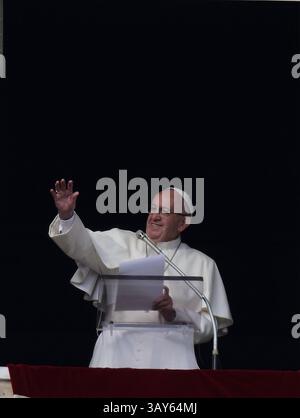 13. November 2016 - Staat Vatikanstadt (Heiliger Stuhl) - PAPST FRANZISKUS führt das Angelusgebet aus dem Fenster des Apostolischen Gebäudes auf dem Petersplatz im Vatikan. (Foto: © Evandro Inetti Via ZUMA Wire) Stockfoto