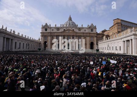 13. November 2016 - Staat Vatikanstadt (Heiliger Stuhl) - PAPST FRANZISKUS führt das Angelusgebet aus dem Fenster des Apostolischen Gebäudes auf dem Petersplatz im Vatikan. (Foto: © Evandro Inetti Via ZUMA Wire) Stockfoto
