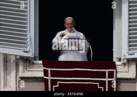 13. November 2016 - Staat Vatikanstadt (Heiliger Stuhl) - PAPST FRANZISKUS führt das Angelusgebet aus dem Fenster des Apostolischen Gebäudes auf dem Petersplatz im Vatikan. (Foto: © Evandro Inetti Via ZUMA Wire) Stockfoto
