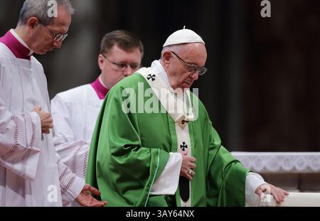 13. November 2016 - Staat Vatikanstadt (Heiliger Stuhl) - PAPST FRANZISKUS feiert im Petersdom im Vatikan eine Messe zum Jubiläum für die Armen, Obdachlosen, Ausgegrenzten und Ausgegrenzten. (Foto: © Evandro Inetti Via ZUMA Wire) Stockfoto