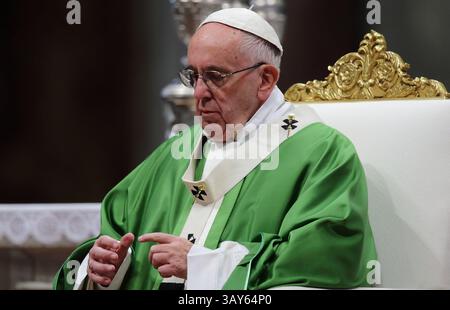 13. November 2016 - Staat Vatikanstadt (Heiliger Stuhl) - PAPST FRANZISKUS feiert im Petersdom im Vatikan eine Messe zum Jubiläum für die Armen, Obdachlosen, Ausgegrenzten und Ausgegrenzten. (Foto: © Evandro Inetti Via ZUMA Wire) Stockfoto