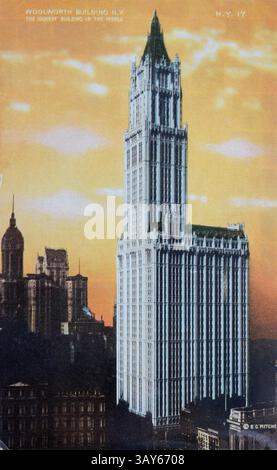 Alte Postkarte. Postkarte mit dem Woolworth Building im City Hall Park in New York City während des frühen 20. Jahrhunderts Stockfoto