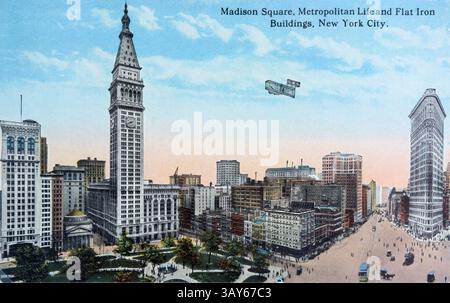 Diese Vintage-Postkarte fängt den Madison Square ein, der das legendäre Leben der Metropole und die Gebäude aus Flat Iron in einer belebten urbanen Landschaft zeigt. Stockfoto