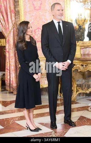 Madrid, Spanien. April 2025. König Felipe VI. Von Spanien, Königin Letizia von Spanien nimmt am 22. April 2025 an einem Mittagessen für Mitglieder der Literaturwelt im Königlichen Palast Teil 2025 (Foto: Oscar Gonzalez/SIPA USA) Credit: SIPA USA/Alamy Live News Stockfoto