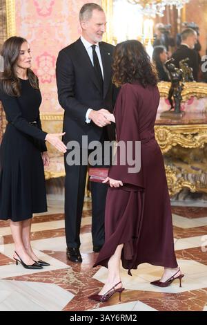 Madrid, Spanien. April 2025. König Felipe VI. Von Spanien, Königin Letizia von Spanien, Isabel Diaz Ayuso, Präsidentin von Madrid nimmt am 22. April 2025 an einem Mittagessen für Mitglieder der Literaturwelt im Königlichen Palast Teil 2025 (Foto: Oscar Gonzalez/SIPA USA) Credit: SIPA USA/Alamy Live News Stockfoto
