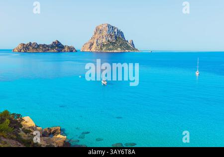Blick auf Cala d'Hort und es Vedra, Ibiza, Balearen, Spanien Stockfoto