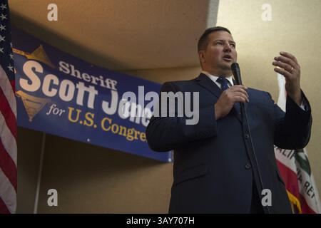 8. November 2016 - Carmichael, CA, USA - der republikanische Sheriff von Sacramento County Scott Jones dankt seinen Anhängern, nachdem er am Dienstag, 8. November 2016, in Sacramento, Kalifornien, auf die Wahlwiedergabe für sein 7. Rennen im Kongress gegen den Gegner Ami Bera gewartet hat (Kreditbild: © Renee C. Byer/TNS via ZUMA Wire) Stockfoto
