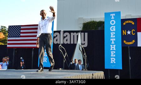 2. November 2016 - Chapel Hill, NC, USA - Präsident Barack Obama winkt der Menge zu, als er am 2. November 2016 in Chapel Hill, N.C. auf der Bühne läuft. (Kreditbild: © Chuck Liddy/TNS via ZUMA Wire) Stockfoto