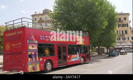 Ein Touristenbus wartet darauf, Touristen auf eine geführte Tour durch Korfu-Stadt zu nehmen. Stockfoto