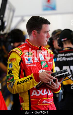 18. November 2016 - Homestead, FL, USA - Homestead, FL - 18. November 2016: Alex Bowman (88) hängt während des Trainings für den Ford EcoBoost 400 auf dem Homestead-Miami Speedway in Homestead, FL, in der Garage ab. (Kreditbild: &Copy; Justin R Noe/CSM via ZUMA Wire) Stockfoto