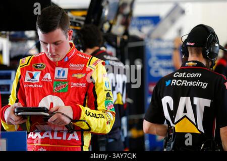 18. November 2016 - Homestead, FL, USA - Homestead, FL - 18. November 2016: Alex Bowman (88) hängt während des Trainings für den Ford EcoBoost 400 auf dem Homestead-Miami Speedway in Homestead, FL, in der Garage ab. (Kreditbild: &Copy; Justin R Noe/CSM via ZUMA Wire) Stockfoto