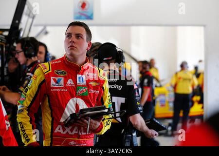 18. November 2016 - Homestead, FL, USA - Homestead, FL - 18. November 2016: Alex Bowman (88) hängt während des Trainings für den Ford EcoBoost 400 auf dem Homestead-Miami Speedway in Homestead, FL, in der Garage ab. (Kreditbild: &Copy; Justin R Noe/CSM via ZUMA Wire) Stockfoto
