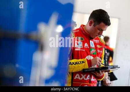 18. November 2016 - Homestead, FL, USA - Homestead, FL - 18. November 2016: Alex Bowman (88) hängt während des Trainings für den Ford EcoBoost 400 auf dem Homestead-Miami Speedway in Homestead, FL, in der Garage ab. (Kreditbild: &Copy; Justin R Noe/CSM via ZUMA Wire) Stockfoto