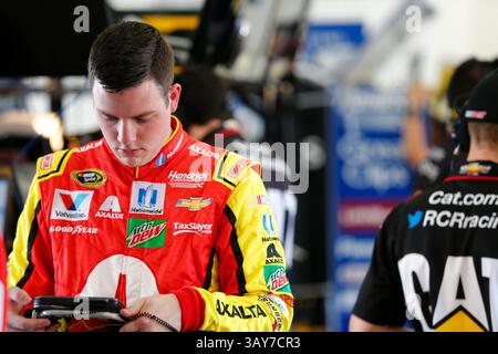 18. November 2016 - Homestead, FL, USA - Homestead, FL - 18. November 2016: Alex Bowman (88) hängt während des Trainings für den Ford EcoBoost 400 auf dem Homestead-Miami Speedway in Homestead, FL, in der Garage ab. (Kreditbild: &Copy; Justin R Noe/CSM via ZUMA Wire) Stockfoto