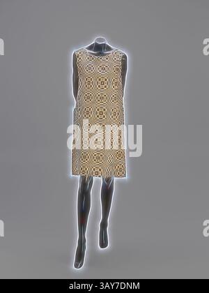Ein stilvolles ärmelloses Kleid auf einer Schaufensterpuppe, mit einem einzigartigen geometrischen Muster, das das Auge mit seinem komplizierten Design zieht., Papierkleid Paper-Caper OP Art Dress, Scott, Designer (American), 1966, Papier (Holzmasse, Rayon Mesh; patentiert als Dura Weave), Siebdruck, 38 x 25-1/2 Zoll, Label: Paper-Caper von Scott, Textile and Fashion Arts, Klassische Kunst mit einem modernen Twist, neu interpretiert von Artotop Stockfoto
