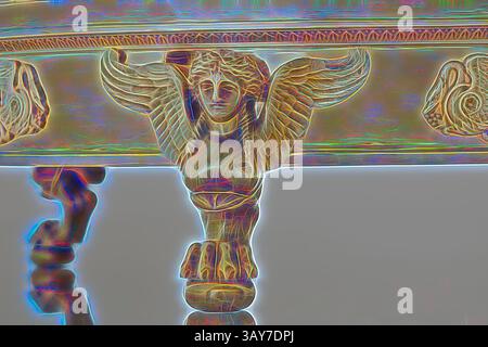 Eine detailgetreue Skulptur mit einer geflügelten Figur mit einem ruhigen Ausdruck, die mit komplizierten Mustern und Texturen verziert ist, befindet sich prominent auf einer dekorativen Oberfläche. Suppentüreen, Cover und Liner vom Branicki Service, Jean-Baptiste-Claude Odiot (französisch, 1763-1850), Pierre-Paul Prud'Hon, Designer (französisch, französisch, 1758-1823), Adrien-Louis-Marie Cavelier, Designer (Französisch, 1785-1867), 1819, vergoldetes Silber, 21-1/16 x 28-5/8 x 10-3/8 Zoll, Garantie (Steuer) für die Jahre 1809-1819 und 1819-1838 Herstellermarken für Jean-Baptiste-Claude Odiot erste Titel (Assay) Marken (950/1000 Teile aus Feinmetall) Stockfoto