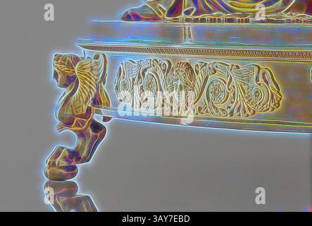 Ein aufwendig geschnitztes Tischbein mit elegantem Scroll- und Blumenmotiv zeigt exquisite Handwerkskunst und Liebe zum Detail. Suppentüreen, Cover und Liner von Branicki Service, Jean-Baptiste-Claude Odiot (Französisch, 1763-1850), Pierre-Paul Prud'Hon, Designer (Französisch, 1758-1823), Adrien-Louis-Marie Cavelier, Designer (Französisch, 1785-1867), 1819, vergoldetes Silber, 21-1/16 x 28-5/8 x 10-3/8 Zoll, Garantie (Steuer) für die Jahre 1809-1819 und 1819-1838 Maker's Mark für Jean-Baptiste-Claude Odiot First title (Assay) Mark (950/1000 Teile Feinmetall), Dekorative Kunst, Klassische Kunst Stockfoto